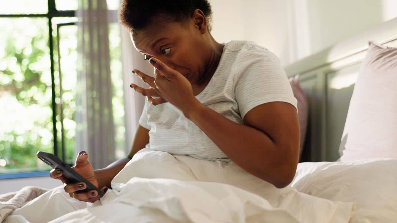 Woman waking up with phone in hand, bad conversation, energy vampire